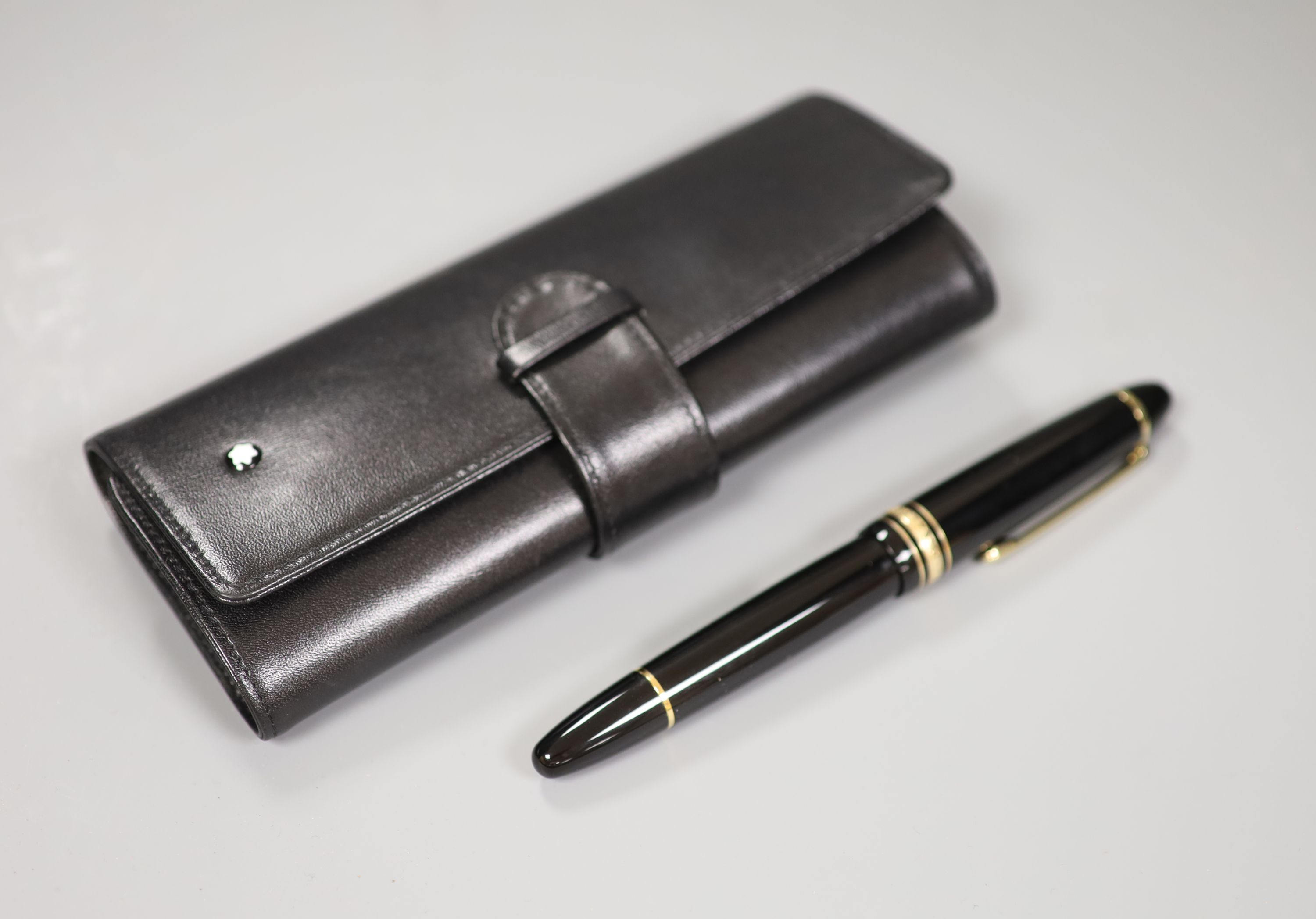 A Montblanc fountain pen with leather case, nib no. 4180, 14k including five original ink cartridges, 14.5 x 16cm diameter